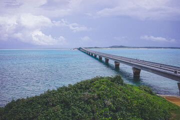 Fototapeta na wymiar 沖縄県の離島宮古島の観光スポット 池間大橋の美しい海を見下ろす絶景の展望台