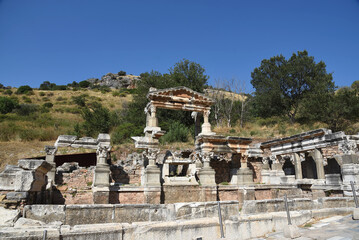 Fototapeta na wymiar Stelen und Ruinen in Ephesus, Türkei