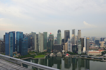 Fototapeta na wymiar マリーナベイサンズのインフィニティプールから臨むシンガポール ラッフルズプレイス