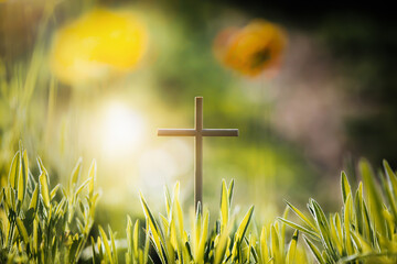 푸른 새싹과 아름다운 꽃들 그리고 예수 그리스도의 거룩한 십자가 배경
