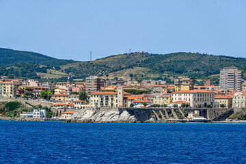 Fototapeta premium Piombino, Hafenstadt, Hafen, Altstadt, Hafen, Fähre, Fährhafen, Altstadthäuser, Toskana, Toskanischer Archipel, Meer, Sommer, Italien