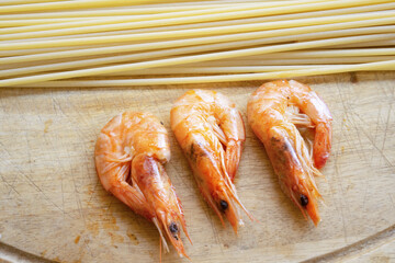 ingredients to cook pasta with shrimps