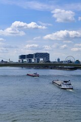 Fototapeta premium Panorama von Köln mit Schiffen, Kranhäuser und Riesenrad 