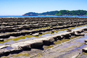 晴れ渡った日南海岸、青島近くの鬼の洗濯岩（宮崎県宮崎市）