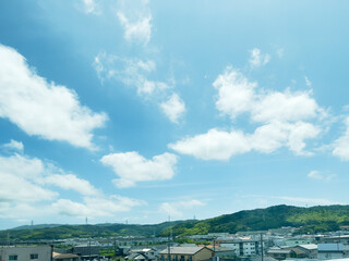 Fototapeta premium 晴れの日の町の風景