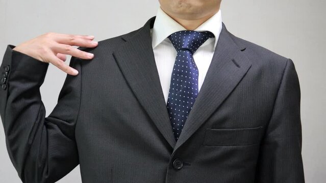 手話で分かりませんの動作をするビジネスマン