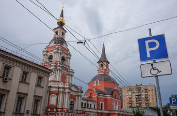 Obraz premium The Church of Peter and Paul on Basmannaya Street in Moscow.