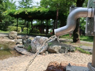 公園の中にある手押しポンプからでる水