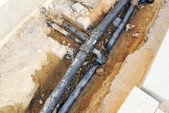 Tuberias de abastecimiento de agua potable a una vivienda. Red de distribuci&oacute;n de agua en la ciudad. Conexi&oacute;n para suministro de agua a una casa.