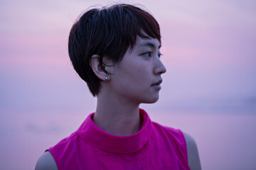 海辺 20代女性 朝焼け