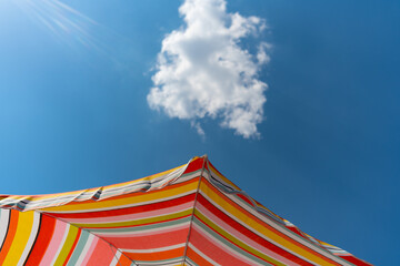 Sonnenschirm vor strahlend blauem Himmel