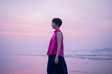 Zelfklevend Fotobehang 海辺 20代女性 朝焼け © One