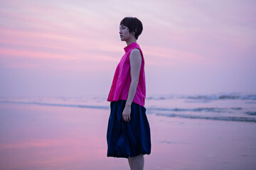 海辺 20代女性 朝焼け