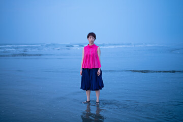 海辺 20代女性 朝 全身