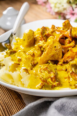 Pasta with fried chicken in cream and chanterelle sauce.