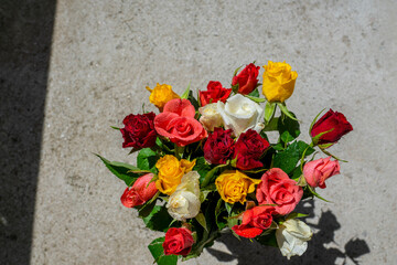 Fototapeta na wymiar Bouquet de roses sur le fond d'un mur de béton, 