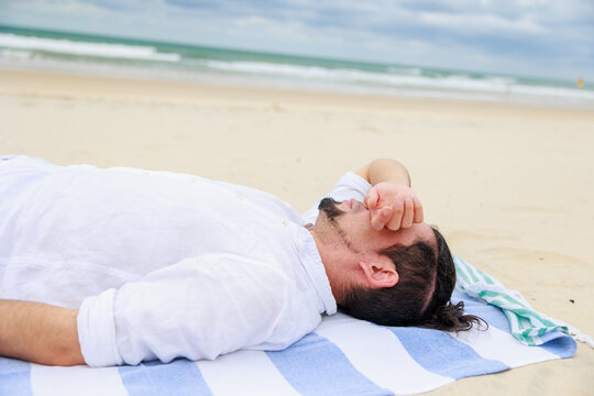 寝転がる Images Browse 4 795 Stock Photos Vectors And Video Adobe Stock