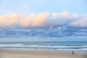 ゴールドコーストの夕日のかかった雲