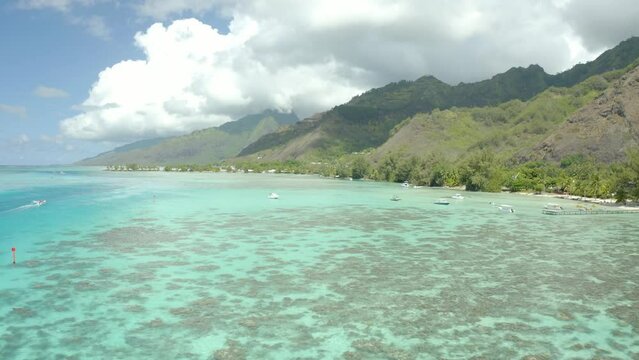 Drone au-dessus du lagon de Moorea en Polyn&eacute;sie fran&ccedil;aise.