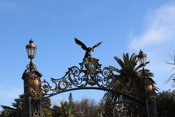 Fototapeta na wymiar Portal de ingreso con un escultura de condor