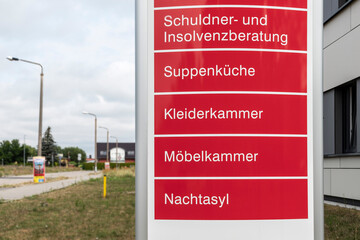 Eine Hinweistafel mit den im Haus zu findenen Einrichtugen wie Schuldner und Insolvenzberatung ,...