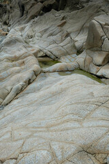 rochers &eacute;rod&eacute;s par la mer