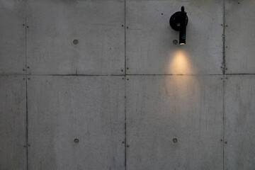【背景素材】溝のあるPコン穴あり・照明ライトと打ちっぱなしのコンクリートの壁（暗め）