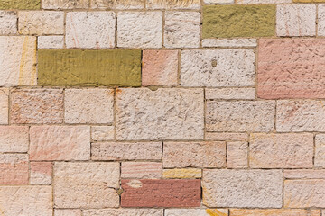 Wand oder Mauer aus bunten geometrisch angeordneten Sandstein Ziegeln