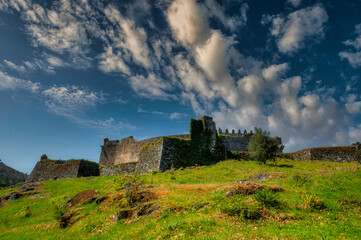 Obraz premium Portuguese town called Lindoso with castle and granaries