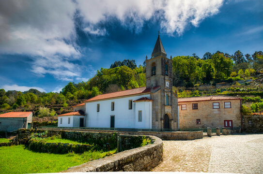 Portuguese town called Lindoso with castle and granaries