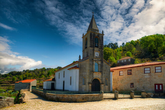 Iglesia en Portuguese town called Lindoso with castle and granaries