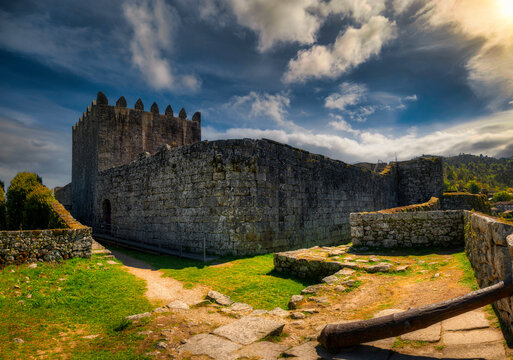 Portuguese town called Lindoso with castle and granaries