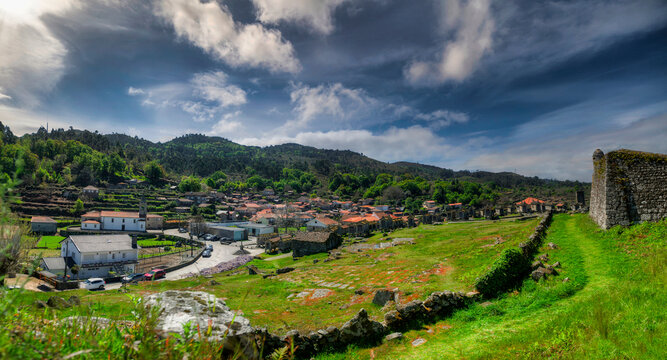 Portuguese town called Lindoso with castle and granaries