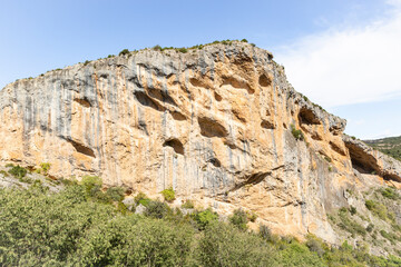 Fototapeta na wymiar detail of the escarpment next to the castle at Barranco de Payuala in Alquézar (Alquezra), Somontano de Barbastro, province of Huesca, Aragon, Spain