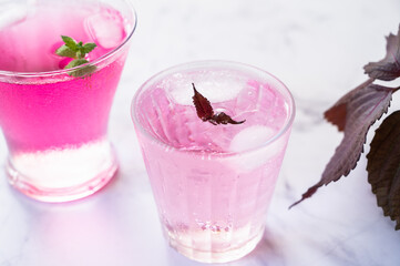 赤しそジュースのソーダ割り