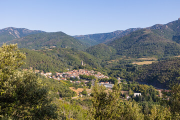 Vue ensoleillée sur le village médiéval d'Olargues et les montagnes alentours du Parc naturel régional du Haut-Languedoc