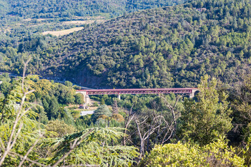 Vue sur le pont ferroviaire d'Olargues, abusivement qualifi&eacute; de "Pont Eiffel", enjambe le Jaur dans le Parc naturel r&eacute;gional du Haut-Languedoc