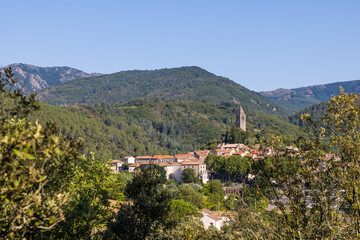 Vue ensoleillée sur le village médiéval d'Olargues et les montagnes alentours du Parc naturel régional du Haut-Languedoc