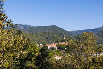 Fototapeta na wymiar Vue ensoleillée sur le village médiéval d'Olargues et les montagnes alentours du Parc naturel régional du Haut-Languedoc