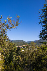 Vue ensoleillée sur le village médiéval d'Olargues et les montagnes alentours du Parc naturel régional du Haut-Languedoc