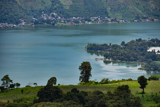 Lago de Amatitlan en Guatemala, rodeado de naturaleza verde. Paisaje Guatemalteco.