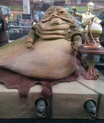 Naklejka premium Figura de acción de Jabba the Hutt en una exposición de Star Wars en un centro comercial. Madrid. España