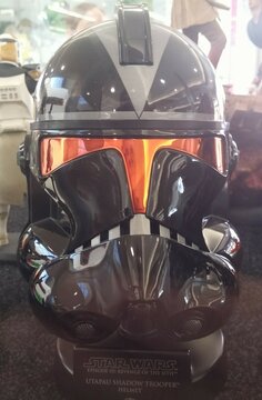 Miniatura del yelmo de un Utapau Shadow Trooper en una exposici&oacute;n de Star Wars en un centro comercial. Madrid. Espa&ntilde;a