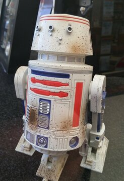 Figura de acci&oacute;n del droide R5D4 en una exposici&oacute;n de Star Wars en un centro comercial. Madrid. Espa&ntilde;a