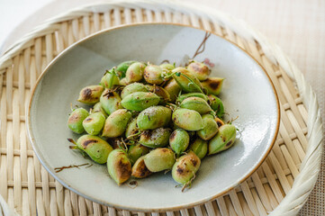 焼いたヒヨコマメ