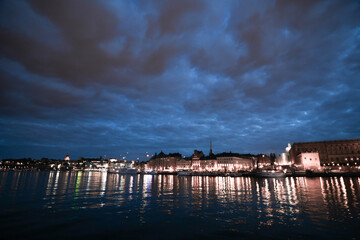 Stadtlichter im Hafen von Stockholm