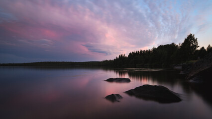 Abendrot an einem See in Finnland