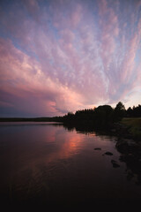 Abendrot an einem See in Finnland