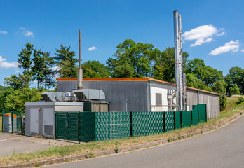 Mit Biogas betriebenes Blockheizkraftwerk eines landwirtschaftlichen Betriebes zur Erzeugung von Strom und Wärme