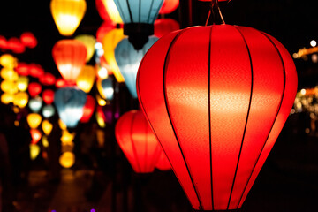 L&aacute;mparas asi&aacute;ticas iluminando la noche de la ciudad de Hoi An, en Vietnam